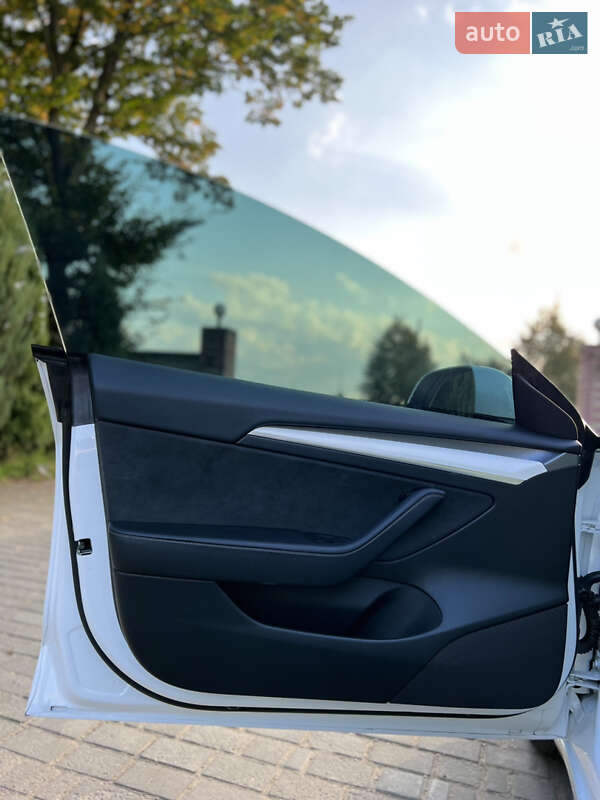 Седан Tesla Model 3 2021 в Самборе