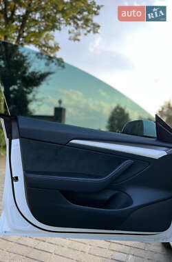 Седан Tesla Model 3 2021 в 