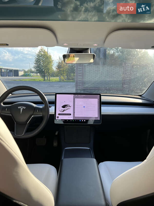 Седан Tesla Model 3 2021 в Самборі