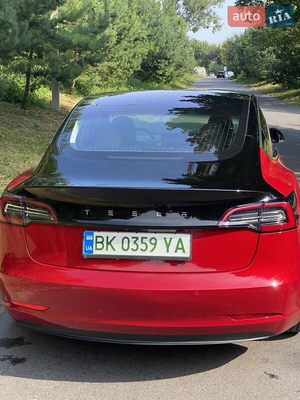 Седан Tesla Model 3 2018 в Ровно