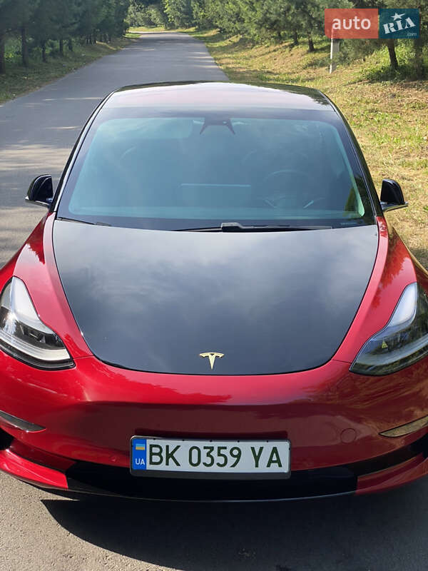 Седан Tesla Model 3 2018 в Ровно