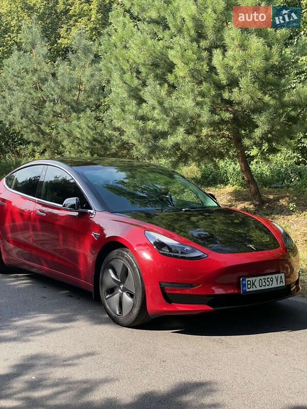 Седан Tesla Model 3 2018 в Ровно