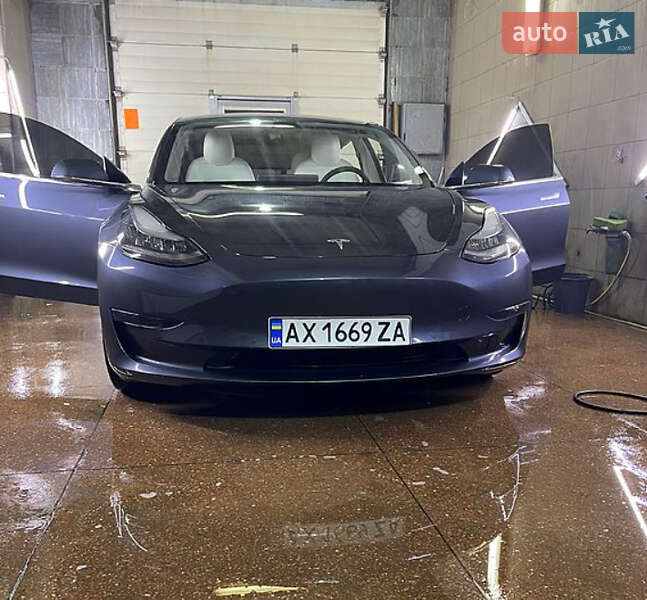 Седан Tesla Model 3 2019 в Львові