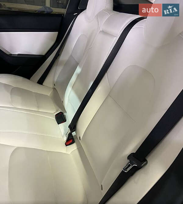 Седан Tesla Model 3 2019 в Львові