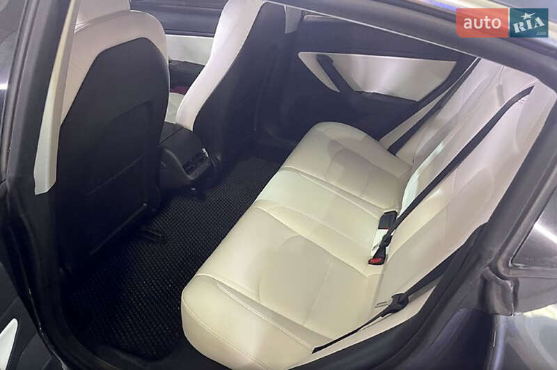 Седан Tesla Model 3 2019 в Львові