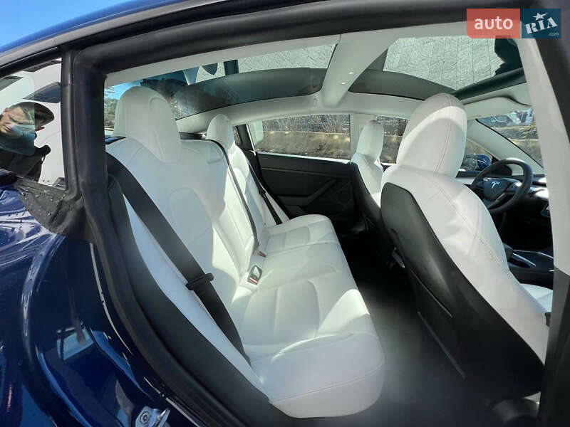 Седан Tesla Model 3 2022 в Львове