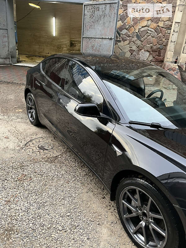Седан Tesla Model 3 2020 в Івано-Франківську