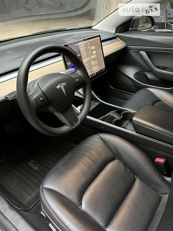Седан Tesla Model 3 2020 в Івано-Франківську