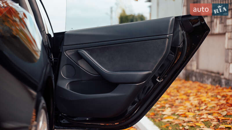 Седан Tesla Model 3 2022 в Чернівцях