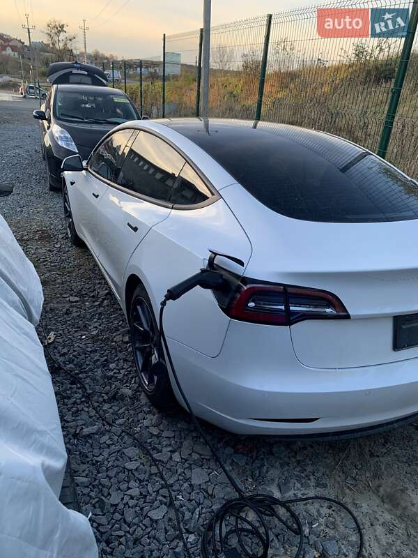 Седан Tesla Model 3 2021 в Львове
