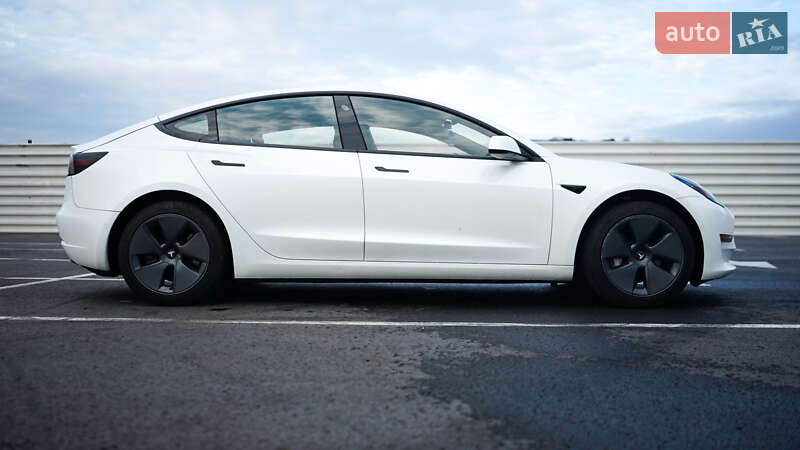 Седан Tesla Model 3 2022 в Львове