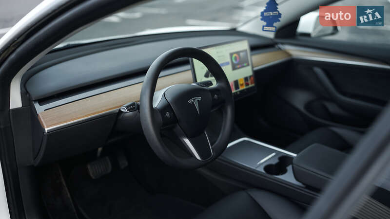 Седан Tesla Model 3 2022 в Львове