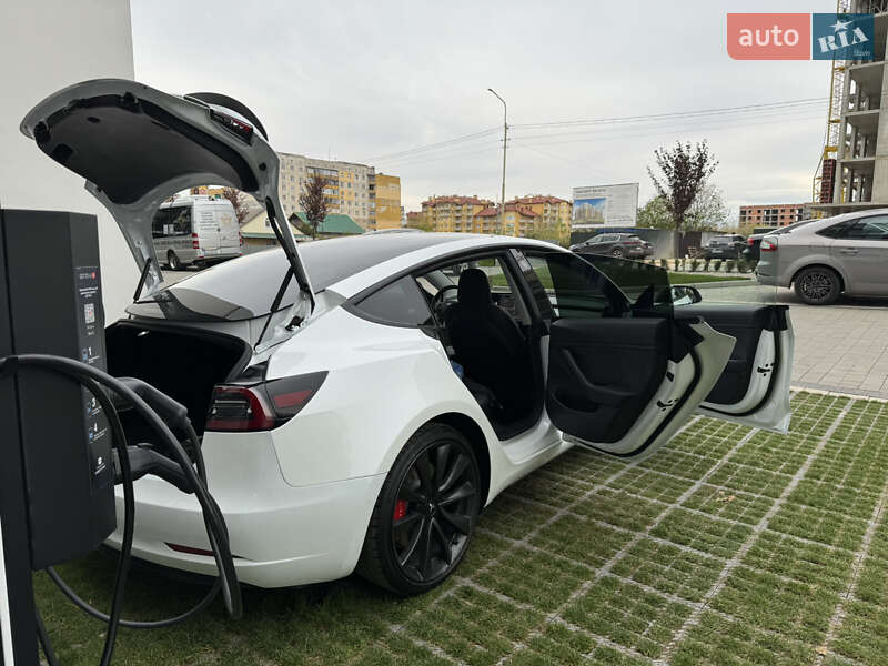 Седан Tesla Model 3 2020 в Ужгороді