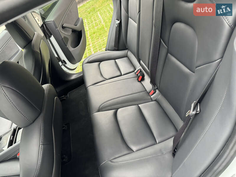 Седан Tesla Model 3 2020 в Ужгороді