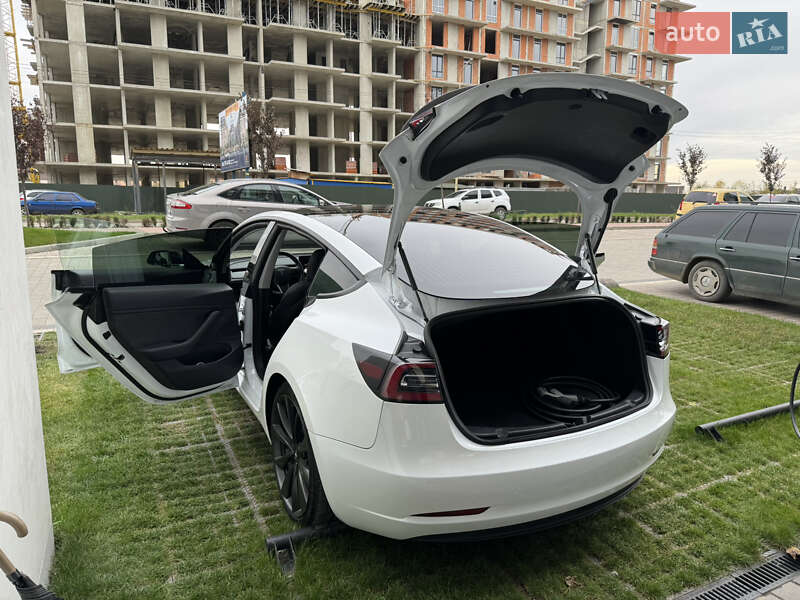 Седан Tesla Model 3 2020 в Ужгороді