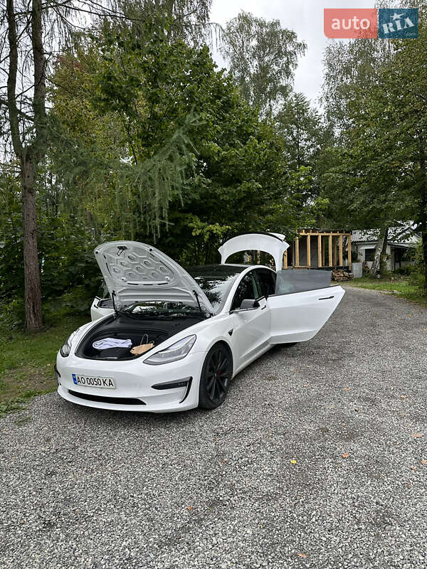 Седан Tesla Model 3 2020 в Ужгороді
