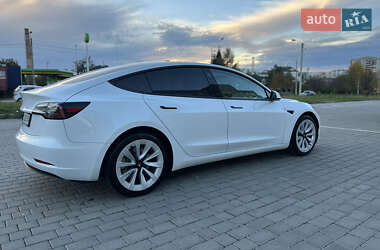 Седан Tesla Model 3 2022 в 