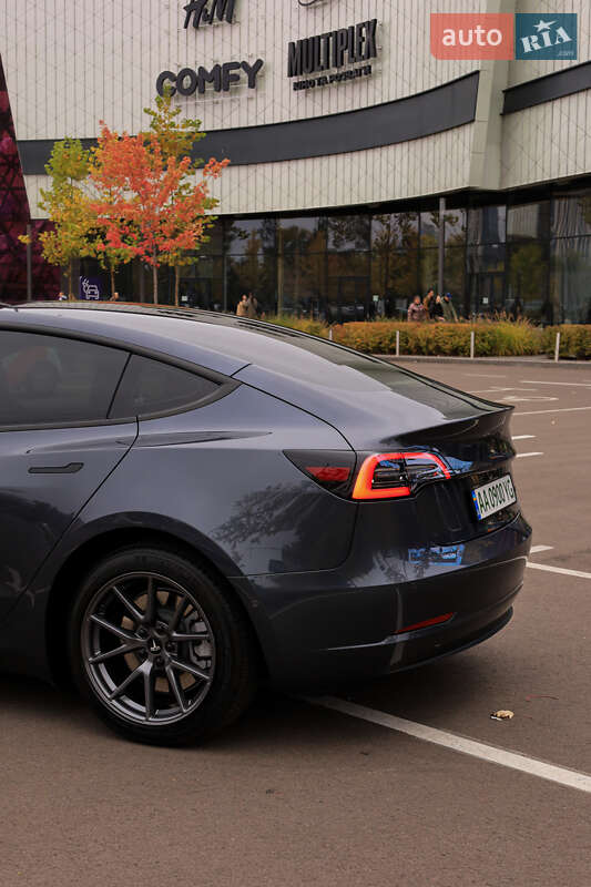 Седан Tesla Model 3 2022 в Киеве