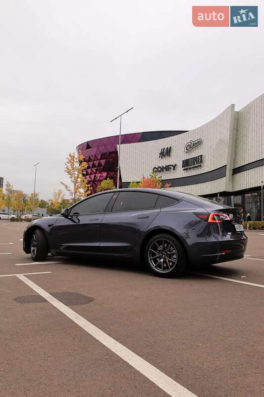 Седан Tesla Model 3 2022 в Киеве