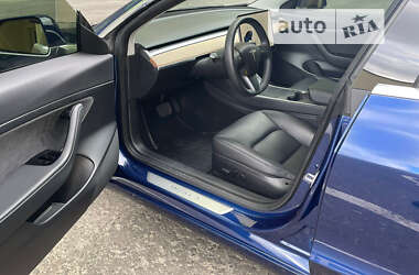 Седан Tesla Model 3 2020 в 
