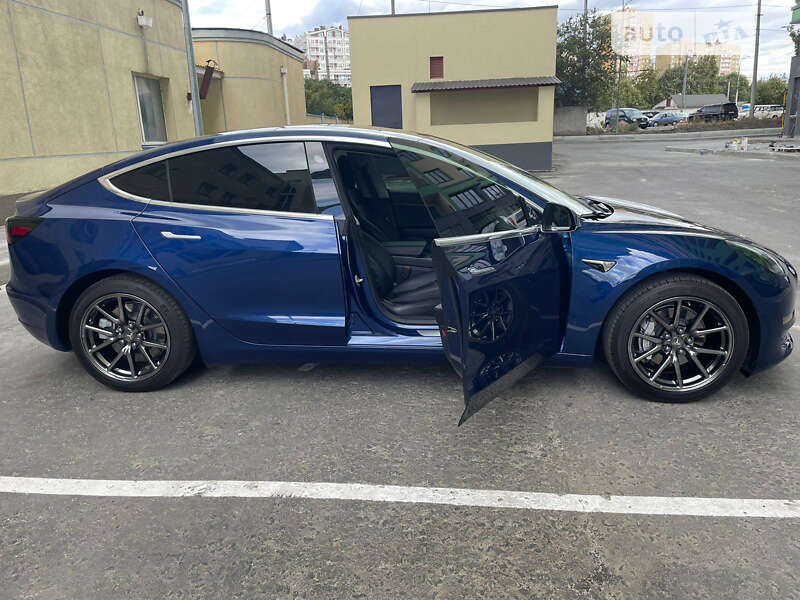 Седан Tesla Model 3 2020 в Шостці