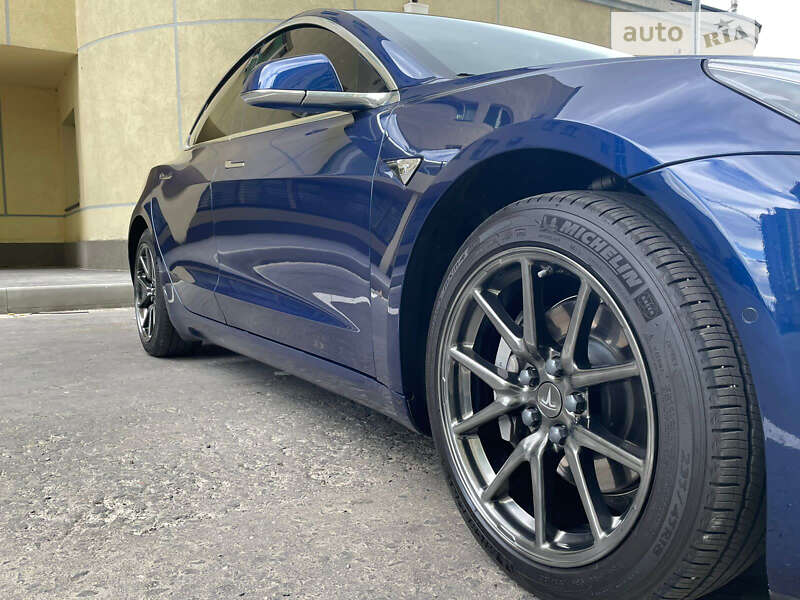 Седан Tesla Model 3 2020 в Шостці