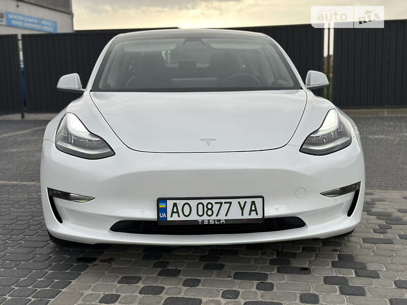 Седан Tesla Model 3 2020 в Мукачево