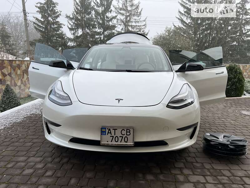 Седан Tesla Model 3 2021 в Городенке