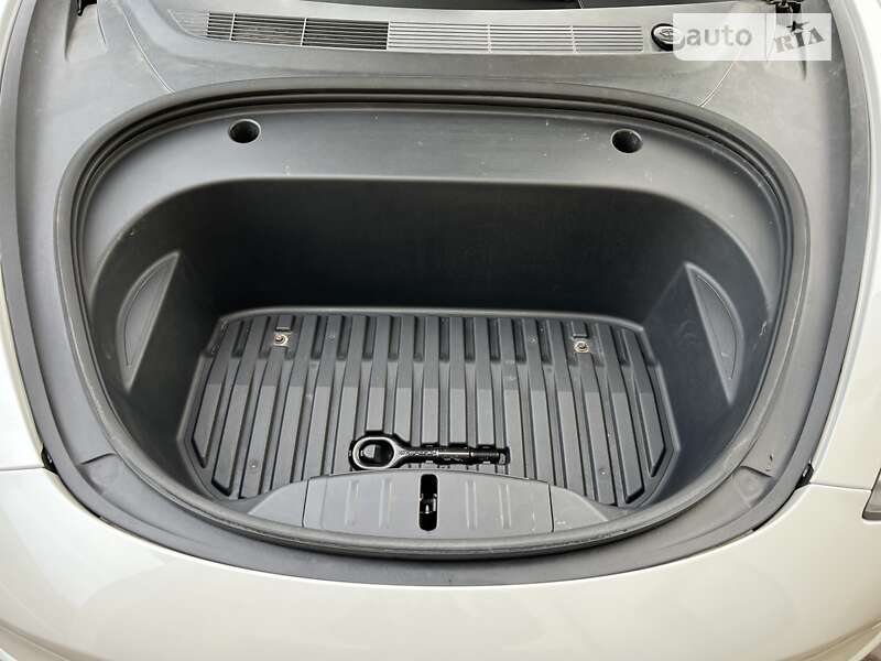 Седан Tesla Model 3 2021 в Городенке