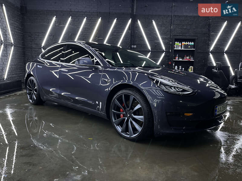 Седан Tesla Model 3 2020 в Києві