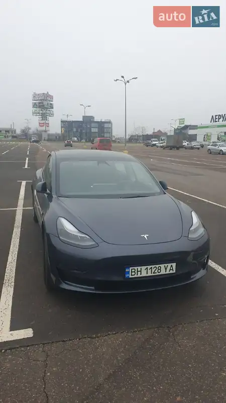 Седан Tesla Model 3 2022 в 