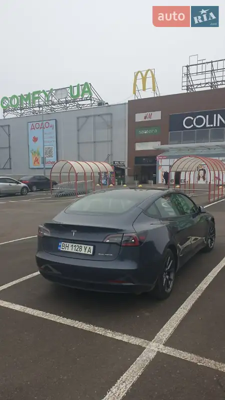 Седан Tesla Model 3 2022 в 