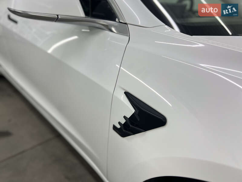 Седан Tesla Model 3 2020 в Чернівцях