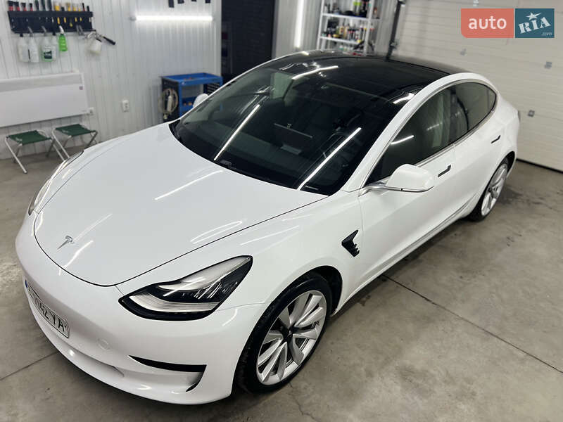 Седан Tesla Model 3 2020 в Чернівцях