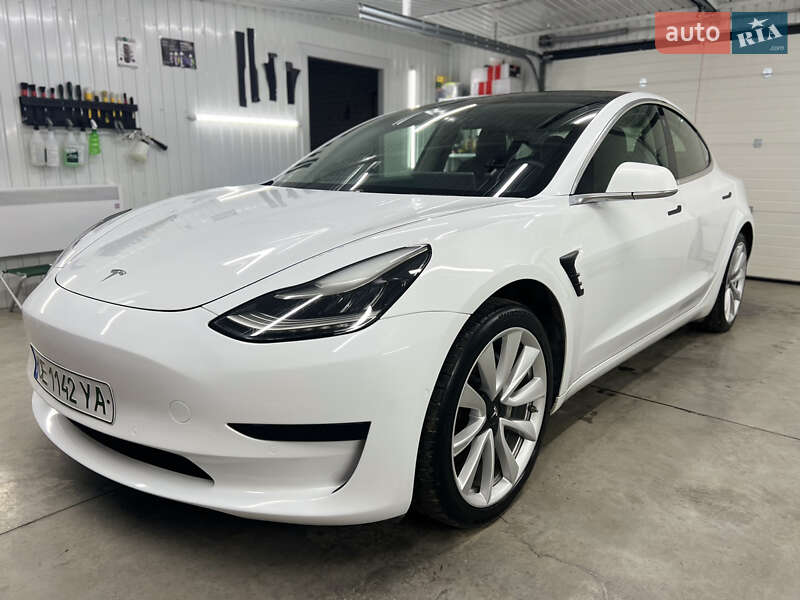 Седан Tesla Model 3 2020 в Черновцах