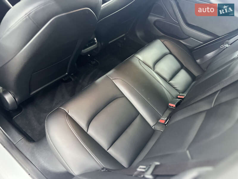 Седан Tesla Model 3 2020 в Чернівцях