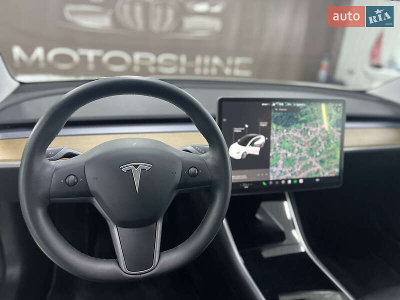 Седан Tesla Model 3 2020 в Чернівцях
