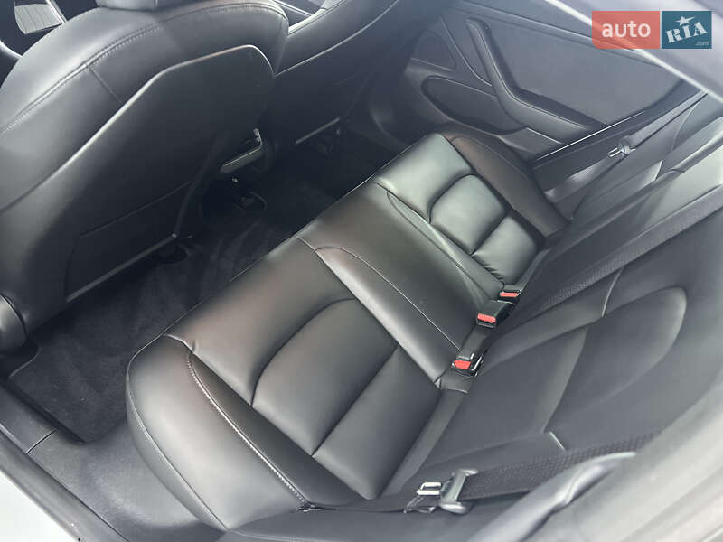 Седан Tesla Model 3 2020 в Чернівцях