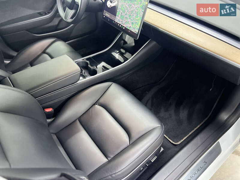 Седан Tesla Model 3 2020 в Чернівцях