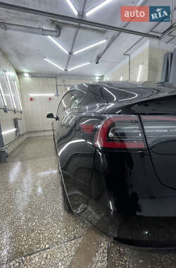 Седан Tesla Model 3 2022 в 