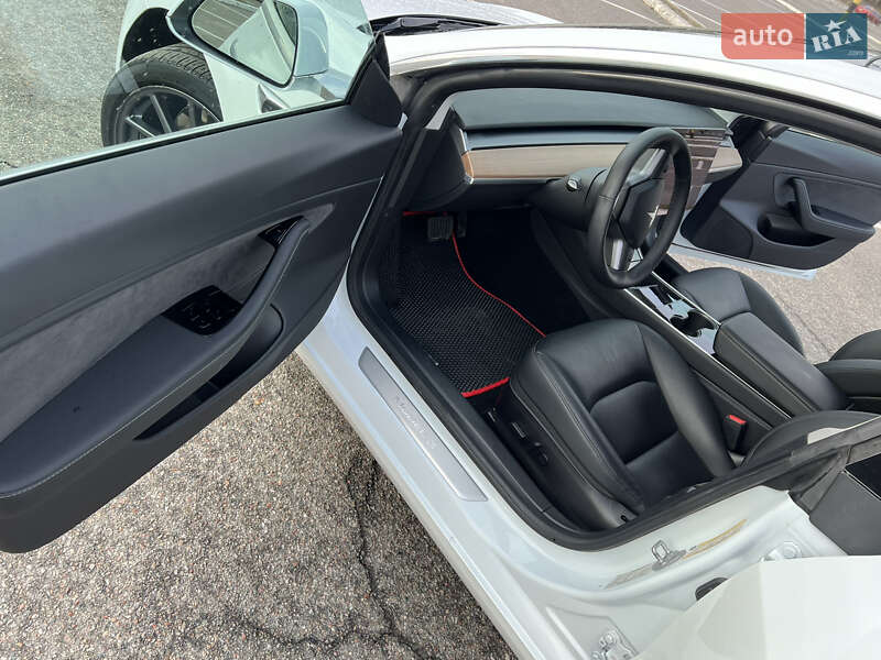 Седан Tesla Model 3 2019 в Києві