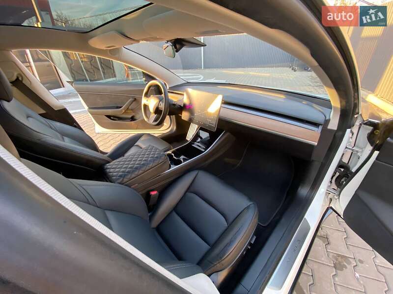 Седан Tesla Model 3 2020 в Киеве