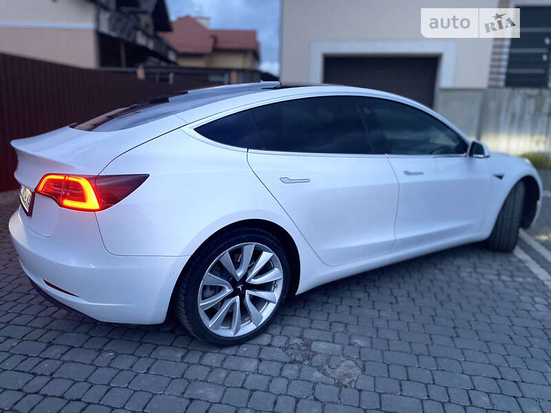 Седан Tesla Model 3 2019 в Львове