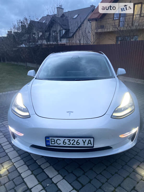 Седан Tesla Model 3 2019 в Львове