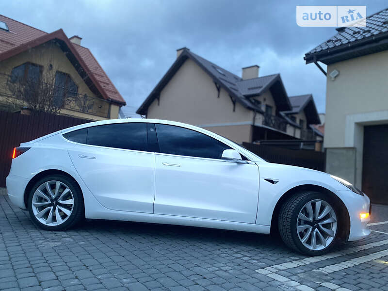 Седан Tesla Model 3 2019 в Львове