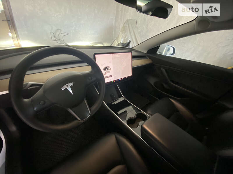 Седан Tesla Model 3 2019 в Львове