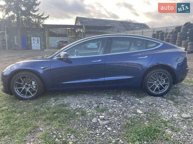 Седан Tesla Model 3 2019 в Чернівцях