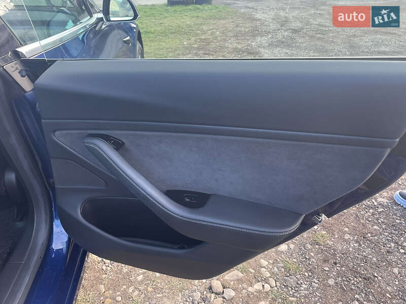 Седан Tesla Model 3 2019 в Чернівцях