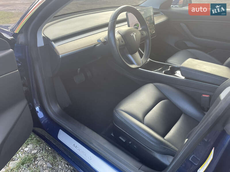 Седан Tesla Model 3 2019 в Чернівцях