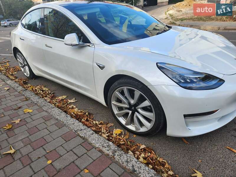 Седан Tesla Model 3 2019 в Бориславі